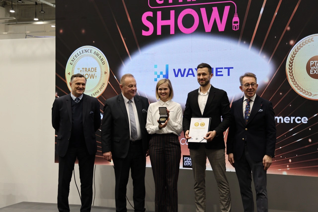 Zespół Waynet ze statuetką za najlepszy UX i konwersję e-commerce zdobytą dla systemu WayBox na targach eTrade Show 2026.