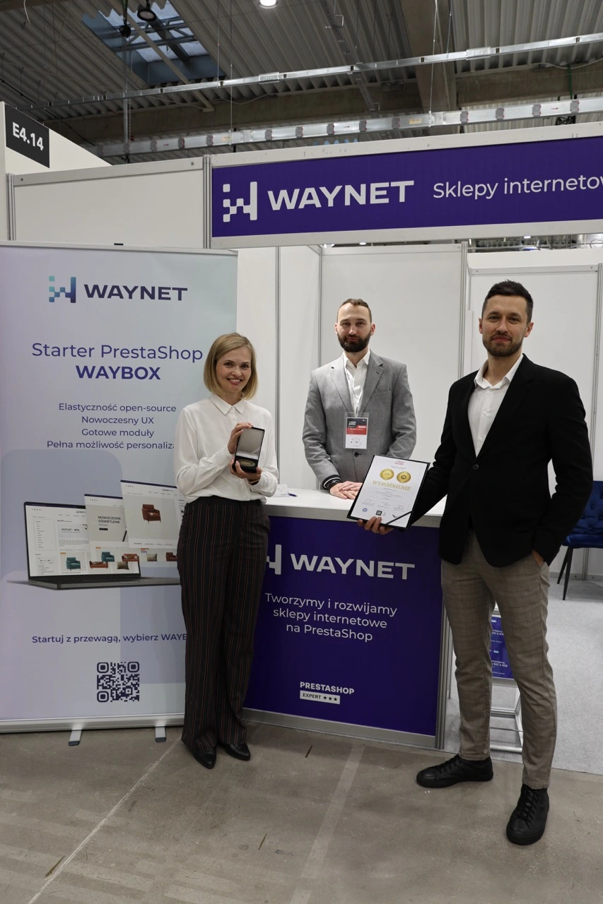 Zespół Waynet ze statuetką za najlepszy UX i konwersję e-commerce zdobytą dla systemu WayBox na targach eTrade Show 2026.